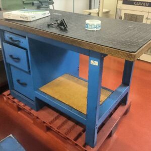 Établi d’atelier en acier laqué bleu, avec caisson 3 tiroirs et plateau en bois. Dim : 85 x 150 x 75 cm.