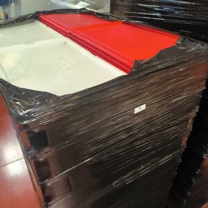 2 palettes comprenant 96 bacs de rangement en plastique rouge et blanc. Dim d'un bac : 15 x 60 x 40 cm.