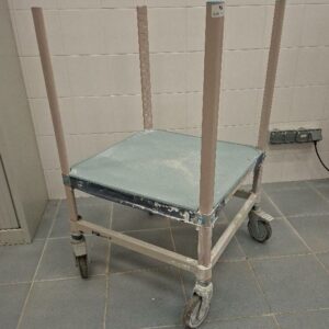 Chariot avec plateforme de marque Metro en plastique. 100 x 60 x 60 cm. 2 unités. Vendu à l'unité avec faculté de réunion. (labo)