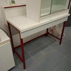 Paillasse de laboratoire, plateau en carrelage blanc, structure en acier bordeaux. 110 x 120 x 75 cm. (labo)
