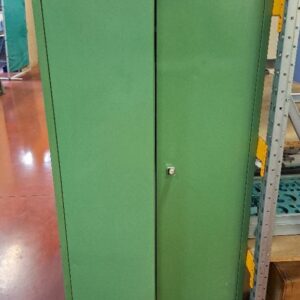 Armoire métallique verte ouvrant à 2 portes battantes. 165 x 70 x 26 cm (vendue vide)