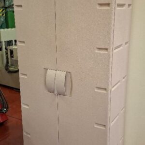 Armoire en nylon beige de marque Rubbermaid. 168 x 76 x 43 cm