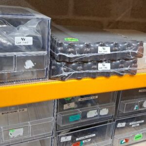 Lot de flacons en verre translucide ou brun et bouchons, divers modèles dont 10 ml, 30 ml. (stockage labo)