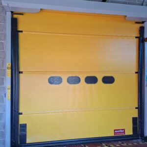 Porte industrielle à rideau électrique de marque Maviflex modèle Maviroll SP Epoxy 3000x3000. 330 x 341 cm