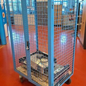 Roll de marque Eurokraft en acier laqué bleu. Charge max : 500 kg. 4 roues directionnelle dont 2 à frein. 178 x 105 x 72 cm