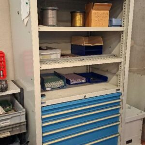 Armoire d'atelier à 3 étagères et 7 tiroirs en acier laqué gris et bleu. 226 x 107 x 75 cm