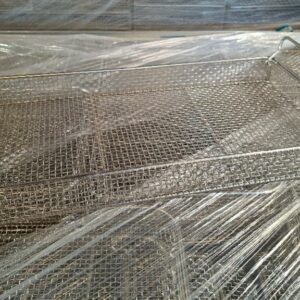 Lot de 345 paniers grillagés. 5 x 48 x 24 cm. (2 palettes)