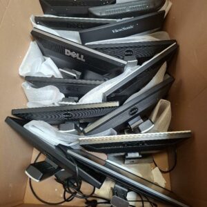 16 écrans d’ordinateurs sur pied, diverses marques dont Nec, Iiyama, Dell, ViewSonic... diverses tailles dont 20", 22 ", 27" ( 2 unités). Non testés
