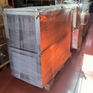 Ensemble de palettes composées de trois groupes distincts de flux laminaires industriels utilisés pour assurer un environnement de travail contrôlé. Palette avec barres métalliques servant au support, à l’installation et à la fixation des flux laminaires.