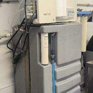 Système de stockage et de distribution d’eau purifiée de marque MILLIPORE, modèle SDS 350, avec réservoir de 350 litres et pompe de distribution, associé à un système de purification ELIX. Référence : TANK5P350. Dim : 215 x 80 x 80 cm. (salle blanche)