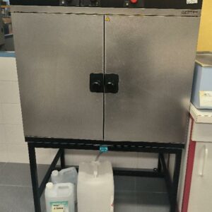 Étuve universelle de laboratoire de marque MEMMERT, modèle UP 600, capacité de 256 litres. (labo)
