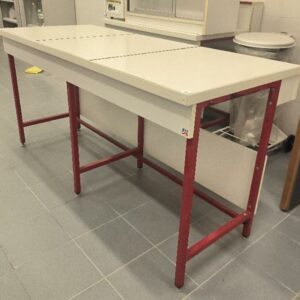 Paillasse de laboratoire, plateau en carrelage blanc, piètement métallique laqué rouge. Dim : 92 x 180 x 75 cm. (labo)