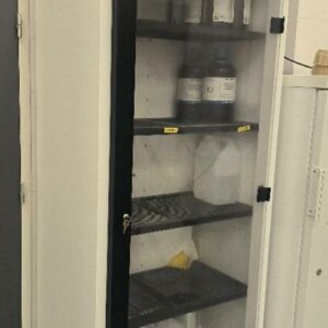 Armoire de stockage ventilée et filtrée pour produits chimiques de marque FISHER SCIENTIFIC, modèle Captair Store Midcap AVP 804, avec porte vitrée. Dim : 214 x 80 x 55 cm. (labo)