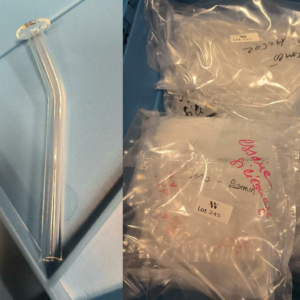 Fort lot de seringues courbes de formes et dimensions diverses, conditionnées en sachets et contenues dans 2 caisses en plastique bleu. Voir détails sur photos. (stockage labo)