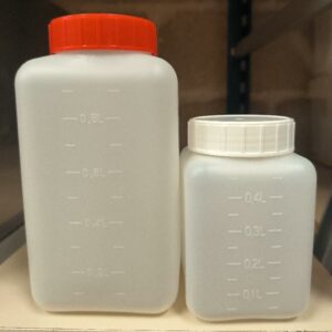 Lot de 2 cartons contenant des flacons en plastique dont contenance 1L (46 unités) et 500 ml (97 unités). (salle de stockage labo)