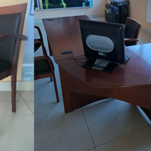 3 fauteuils en bois couleur merisier, avec assise et dossier en simili cuir noir. Dim : 85 x 57 x 50 cm, et bureau de direction coordonné (rdc)