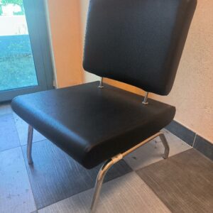 2 chaises visiteur, assise et dossier en simili cuir de couleur noir, piètement en métal chromé. Dim : 80 x 54 x 60 cm.