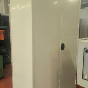 Armoire haute métallique, à 2 portes battantes avec serrure à clé. Dim : 198 x 120 x 43 cm