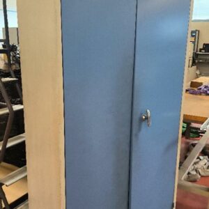 Armoire métallique à 2 portes battantes avec serrure sans clé et 6 tablettes de rangement. Coloris bleu et gris. Dim : 197 x 100 x 54 cm.