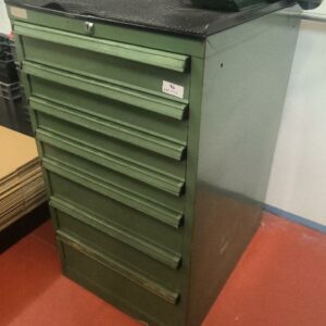 Armoire d’atelier en acier laqué vert ouvrant à 7 tiroirs. Dim : 102 x 57 x 72 cm.