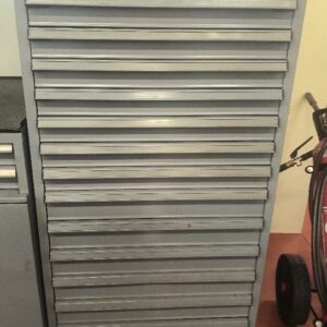 Armoire d’atelier de marque Fami, en acier laqué gris à 15 tiroirs. Dim : 145 x 72 x 70 cm.