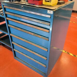Armoire d’atelier de marque Fami en acier laqué bleu à 7 tiroirs. Dim : 100 x 72 x 72 cm.