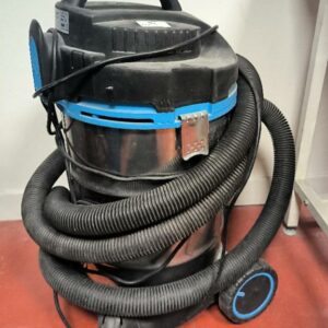 Aspirateur industriel eau et poussières de marque EWT modèle Aquavac Industrial 35 Inox. 1600 watts