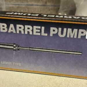 Pompe manuelle à levier pour fût « Barrel Pump », avec tube plongeur et bec de distribution. Vendue dans son emballage. Non testé. (stockage labo)