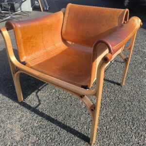 Fauteuil design Cristián Valdés modèle H édition Cristián Valdés SpA, structure et piétement en bois, recouvert de cuir brun cognac. Dim : 67 x 70 x 67 cm. (légères griffures sur le dossier et usures sur le bois). 3 unités. Vendu à l'unité avec faculté de réunion. Localisation: 30 rue Beauregard - 60440 Nanteuil-le-Haudouin