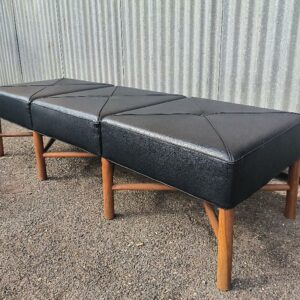 Banquette 3 places rembourrée en simili cuir noir, composée de 3 modules d’assise à décor géométrique, avec piètement en bois. Dim : 47 x 182 x 63 cm. Localisation : 30 rue Beauregard 60440 Nanteuil-le-Haudouin