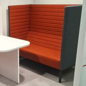 Canapé à haut dossier recouvert de feutrine orange et gris anthracite, piétement en métal noir. 134 x 145 x 72 cm. 2 unités. Vendu à l'unité avec faculté de réunion.