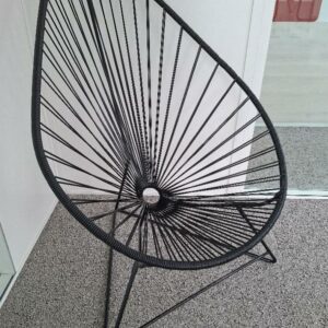 Fauteuil Acapulco de marque Boqa de couleur noire, structure en acier, garniture en fils de pvc. 100 x 78 x 86 cm.