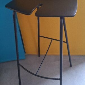 Tabouret haut design Pascual Salvador modèle Ant édition Ondarreta, coque en polypropylène noire, piétement en acier laqué noir avec repose pieds. 78 x 40 x 40 cm. 3 unités. Vendu à l'unité avec faculté de réunion.