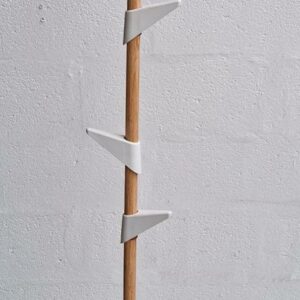 Porte-manteau design Peter van de Water modèle Bamboo édition Cascando en bois et métal blanc. Hauteur 180 cm. Base : 33 x 33 cm.
