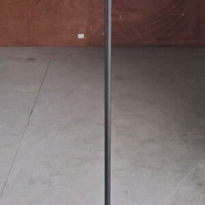 Lampe de parquet de marque Pedrali en acier laqué noir, abat-jour en plastique blanc. Hauteur 178 cm. Base : 40 cm.
