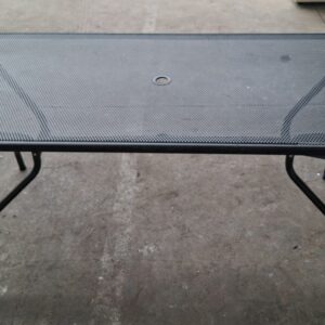 Table de jardin de marque EMU modèle Athena en tôle noire. 74 x 180 x 80 cm.