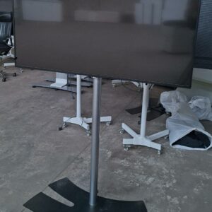 Moniteur 55 pouces de marque LG modèle 55SE3BK, vendu avec son support sur pied en acier laqué noir et gris.