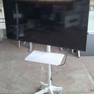 Moniteur 55 pouces de marque Samsung modèle QB55B, vendu avec son support sur roulettes en acier laqué blanc. 4 unités. Vendu à l'unité avec faculté de réunion.