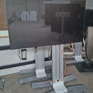 Moniteur 55 pouces de marque NEC modèle Multisync ME551, vendu avec caméra de vidéo conférence de marque Yealink, et son support sur roulettes de marque Erard. 2 unités. Vendu à l'unité avec faculté de réunion.