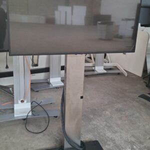 Moniteur 49 pouces de marque LG modèle 49SE3KD, vendu avec son support sur roulettes.