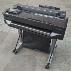 Traceur de marque HP modèle DesignJet T520, sur roulettes.