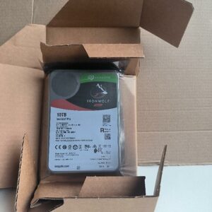 Disque dur interne de marque SEAGATE, gamme IRONWOLF PRO, capacité 10 To, format 3,5", interface SATA 6 Gb/s et vitesse de rotation 7 200 tr/min. Non testé. Localisation : 30 rue Beauregard - 60440 Nanteuil-le-Haudouin