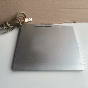 Tablette graphique de marque WACOM, modèle GRAPHIRE4 CTE-440, coloris argent, format A6, avec câble USB. Surface active : 12,8 x 9,3 cm. Dimensions : 20,8 x 20,4 x 1,8 cm. Localisation : 30 rue Beauregard - 60440 Nanteuil-le-Haudouin