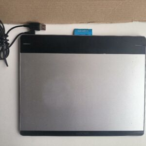 Tablette graphique de marque WACOM, modèle INTUOS Pen & Touch Medium CTH-680, avec câble USB. Surface active : 21,6 x 13,5 cm. Non testé. Localisation : 30 rue Beauregard - 60440 Nanteuil-le-Haudouin