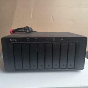 Serveur de stockage NAS de marque SYNOLOGY, modèle DiskStation DS1821+, à 8 baies, équipé de 7 disques durs : 2 disques WESTERN DIGITAL WD Red de 6 To, 1 disque WESTERN DIGITAL WD Red de 3 To, 2 disques SEAGATE IronWolf de 8 To et 2 autres disques de 3 To et 8 To, soit une capacité brute totale de 37 To. 1 baie libre. Non testé. Localisation : 30 rue Beauregard 60440 Nanteuil-le-Haudouin