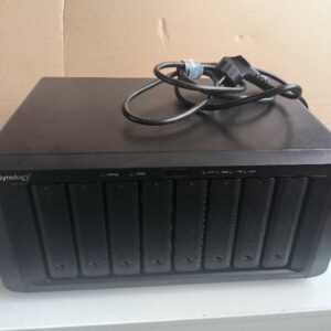 Serveur de stockage NAS de marque SYNOLOGY, modèle DiskStation DS1821+, à 8 baies, équipé de 6 disques durs SEAGATE IronWolf Pro de 10 To, soit une capacité brute totale de 60 To. 2 baies libres. Dimensions : 16,6 x 34,3 x 24,3 cm. Non testé. Localisation : 30 rue Beauregard 60440 Nanteuil-le-Haudouin