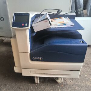 Imprimante couleur professionnelle de marque XEROX, modèle Phaser 7800, format jusqu’au SRA3, avec écran tactile, impression recto-verso automatique et connectivité Ethernet/USB. Résolution jusqu’à 1 200 x 2 400 dpi. Vitesse d’impression jusqu’à 45 pages/minute. Non testé. Localisation : 30 rue Beauregard 60440 Nanteuil-le-Haudouin