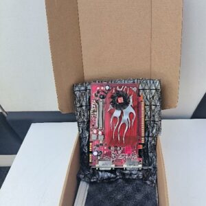 Carte graphique de marque ATI, basée sur un processeur graphique Radeon HD 2600 (RV630), avec 256 Mo de mémoire vidéo. Interface PCI Express x16. Avec refroidissement actif et double sortie vidéo DVI. Non testé. Localisation : 30 rue Beauregard 60440 Nanteuil-le-Haudouin