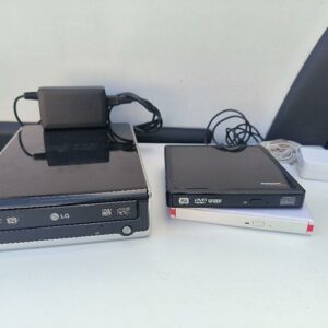 Lot de 3 lecteur-graveur DVD externe, comprenant 1 unité de marque LG, modèle GSA-E30N, 1 unité de marque FIRSTCOM, modèle N1155, et 1 lecteur-graveur DVD externe slim avec câbles d'alimentations. Non testé. Localisation : 30 rue Beauregard 60440 Nanteuil-le-Haudouin