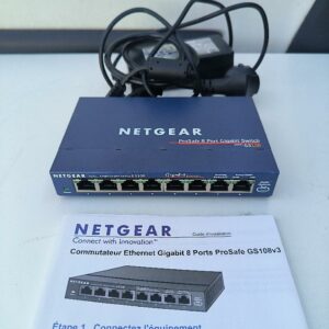 Switch réseau non manageable de marque NETGEAR, modèle ProSafe GS108v3, avec 8 ports Ethernet Gigabit 10/100/1000 Mbps. Dimensions : 15,8 x 10,5 x 2,7 cm. Non testé. Localisation : 30 rue Beauregard 60440 Nanteuil-le-Haudouin